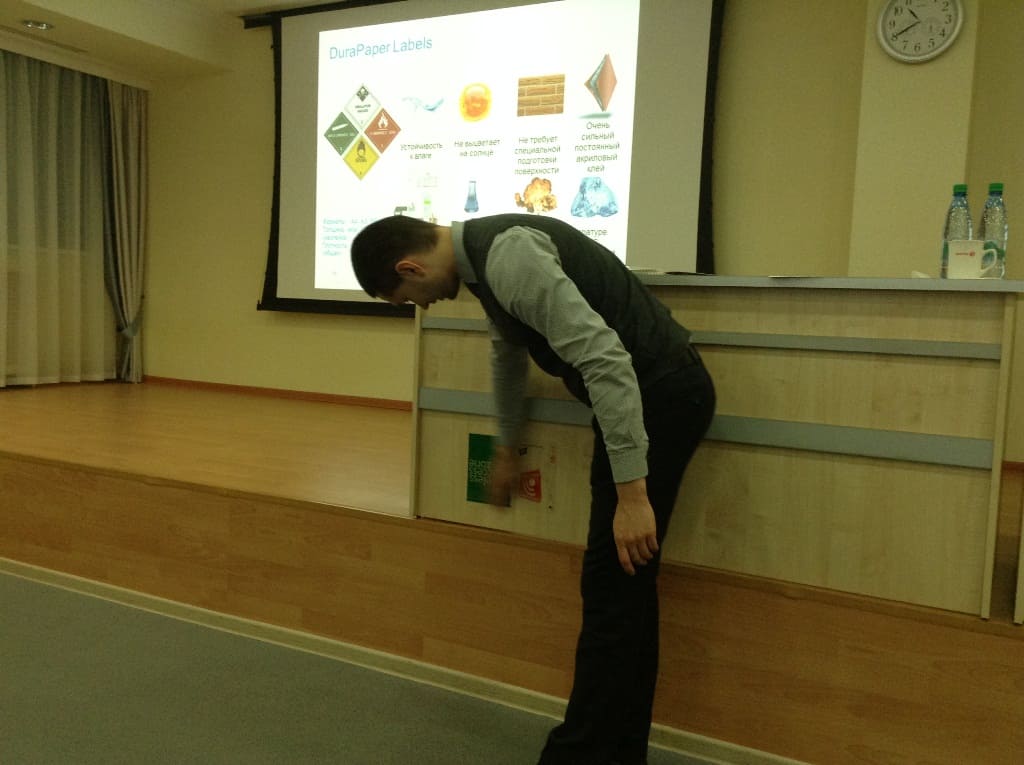 Кирилл клеил пленку на стол.