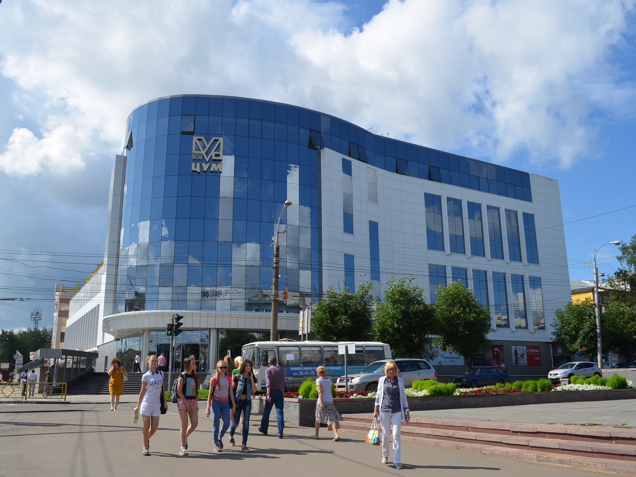 Вятка-ЦУМ — это первый в Кирове торговый центр, сочетающий историю классического универмага и современные технологические решения